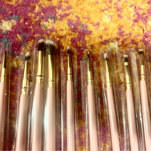 Real Perfection makeup brushes - Picture 3 of 3